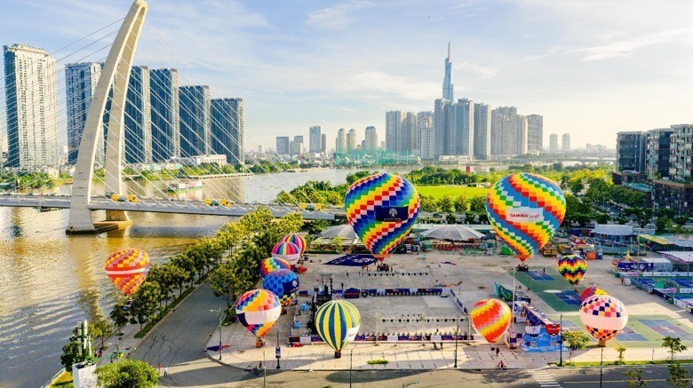 Lễ hội Khinh khí cầu Eaton Park Skyward rực rỡ sắc màu với nhiều khinh khí cầu khổng lồ thu hút hàng trăm nghìn người dân TP.HCM.