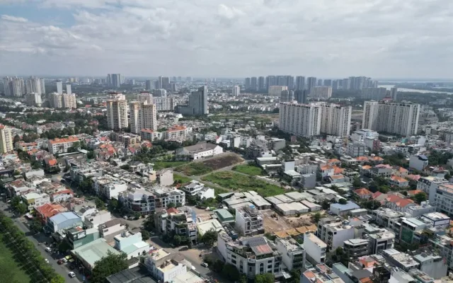 Ngân hàng đã “bơm” hơn 4 triệu tỷ đồng vào thị trường bất động sản: Diễn biến và Thách thức 2025