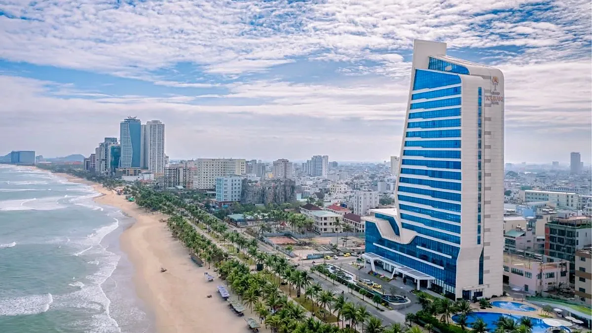 Bãi biển và tòa nhà cao tầng ven biển Đà Nẵng, khu vực bất động sản nghỉ dưỡng