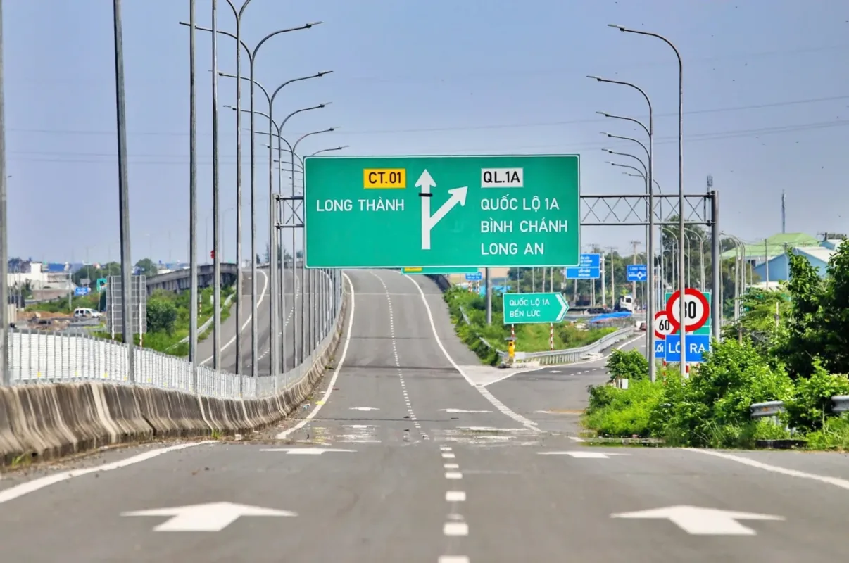 Biển báo cao tốc CT.01 hướng Long Thành và Quốc lộ 1A Bình Chánh, Long An trên tuyến Bến Lức – Long Thành