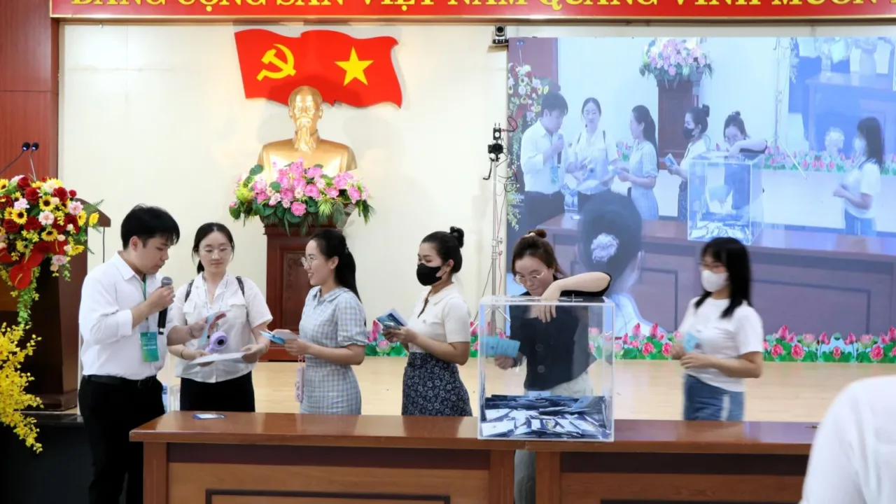 Toàn cảnh buổi bốc thăm quyền mua nhà ở xã hội B5 Hòa Xuân tại Đà Nẵng, khách hàng bỏ phiếu vào hòm kính