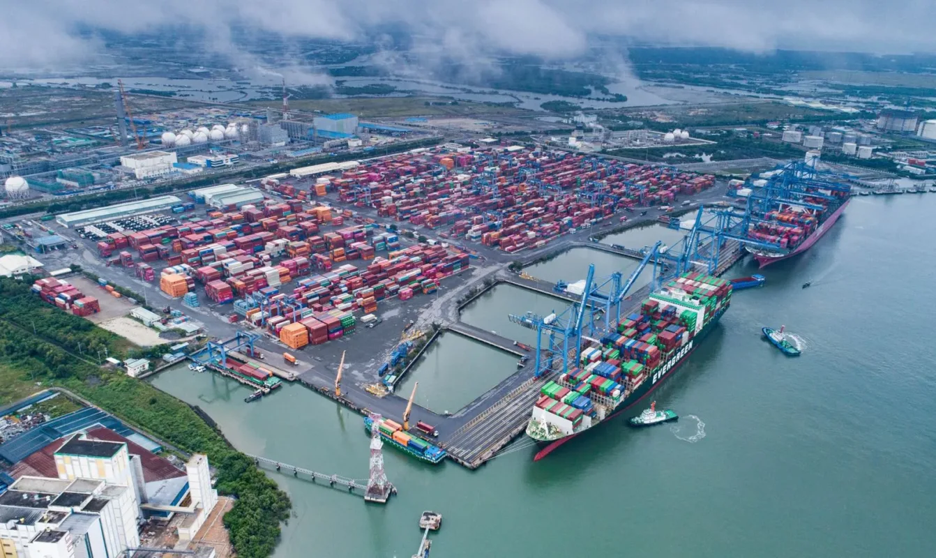 Cảng container Cái Mép - Thị Vải nhìn từ trên cao với cần cẩu và tàu hàng đang xếp dỡ