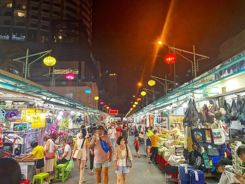 Du khách dạo chợ đêm Nha Trang với các gian hàng và đèn lồng nhiều màu vào buổi tối
