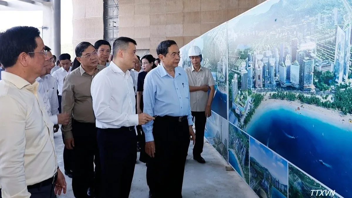 Chủ tịch Quốc hội Trần Thanh Mẫn cùng đoàn lãnh đạo xem phối cảnh khi kiểm tra công trình APEC 2027 tại Phú Quốc