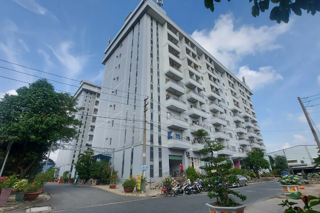 Tòa chung cư nhà ở xã hội cao tầng có cư dân sinh sống trong khu dân cư