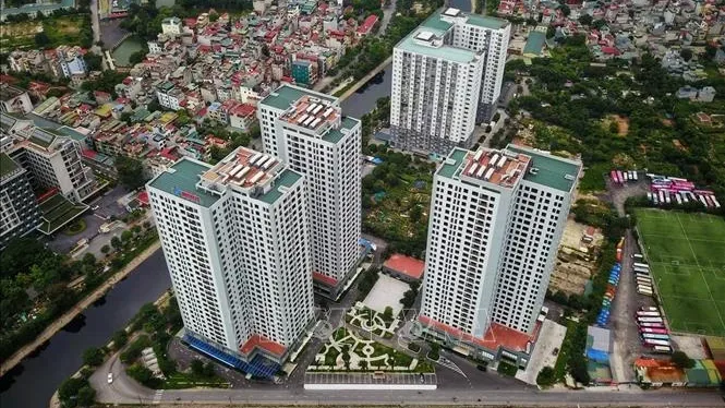 Ba tòa chung cư cao tầng nhìn từ trên cao cạnh khu dân cư và kênh nước tại Hà Nội