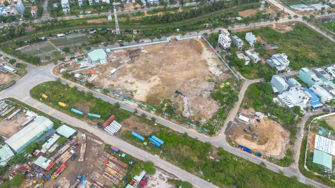 Ảnh chụp từ trên cao khu đất dự án B5 Hòa Xuân tại Đà Nẵng đang san lấp, thi công giữa khu dân cư