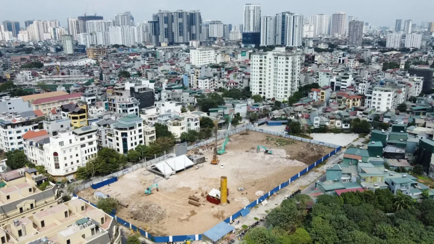 Công trường đang san nền, thi công dự án nhà ở xã hội giữa khu dân cư nội đô Hà Nội