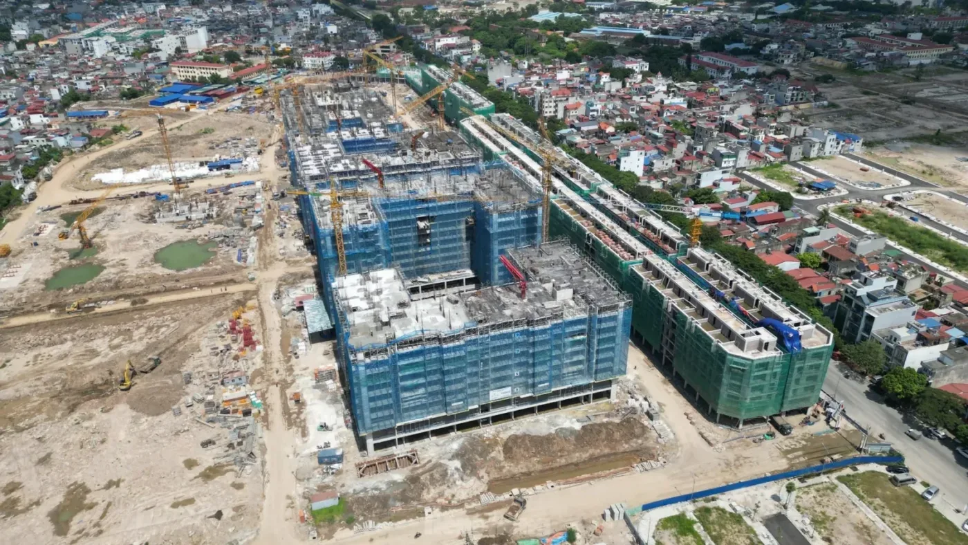 Công trường nhà ở xã hội Hải Phòng nhìn từ trên cao, các khối nhà cao tầng đang thi công bọc lưới xanh
