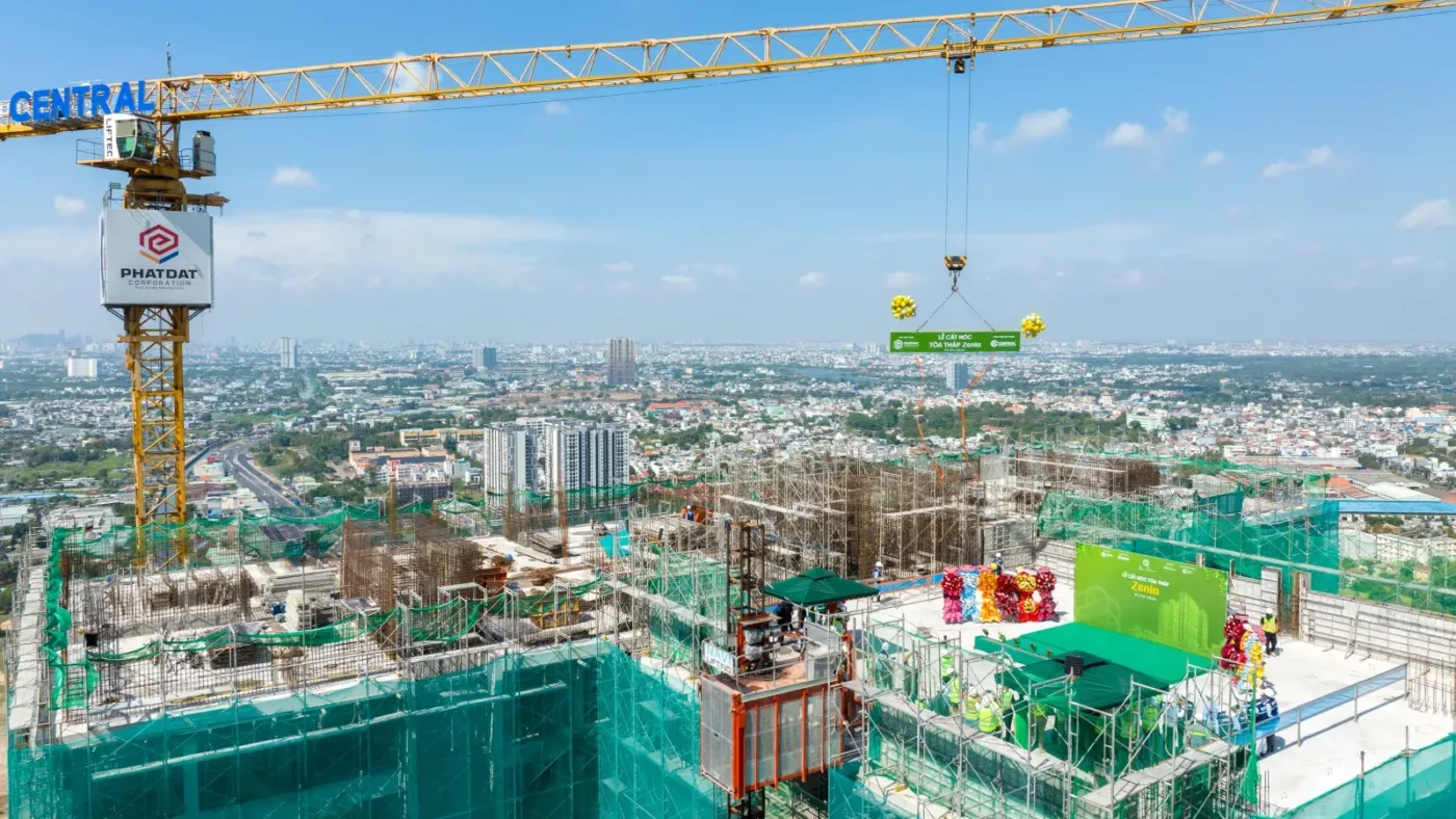 Cần cẩu tháp Central và công trình Risa by La Pura trong lễ cất nóc, nhìn từ trên cao