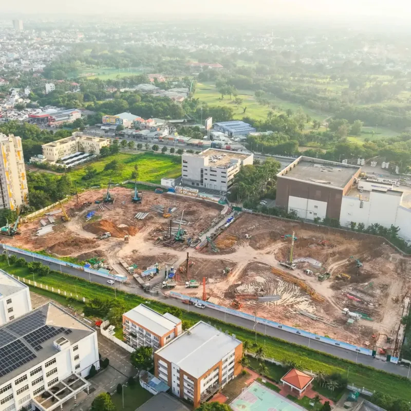 Toàn cảnh công trường Norton Park nhìn từ trên cao với máy ép cọc và hố móng đang thi công