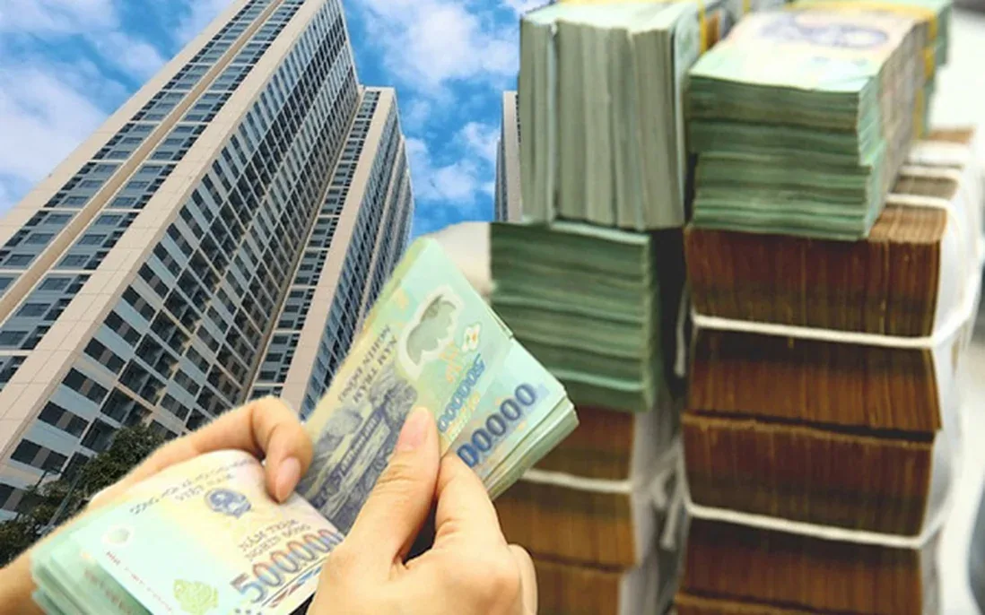 Tay đếm tiền mặt 500.000 đồng trước toà chung cư cao tầng, minh hoạ gánh nặng trả nợ khi vay mua nhà