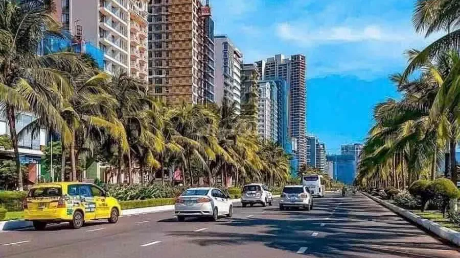 Tuyến đường ven biển Đà Nẵng có hàng dừa và nhiều tòa nhà cao tầng hai bên