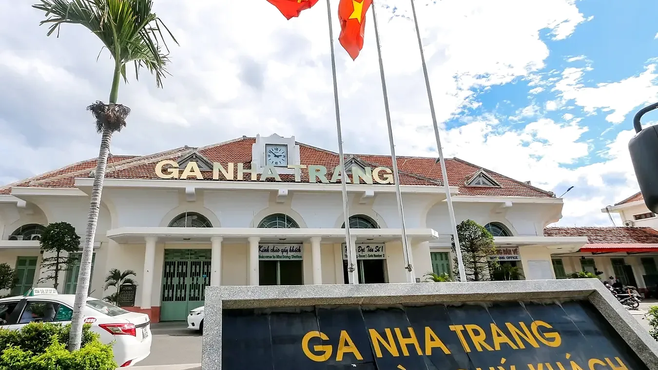 Mặt tiền ga Nha Trang hiện hữu trên đường Thái Nguyên với biển tên Ga Nha Trang kính chào quý khách