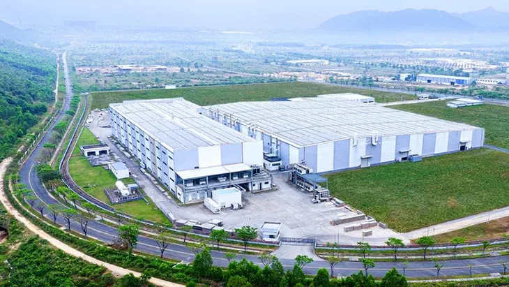 Toàn cảnh nhà xưởng công nghiệp quy mô lớn nhìn từ trên cao, có đường nội khu và cây xanh, gợi hạ tầng sản xuất tại Đà Nẵng