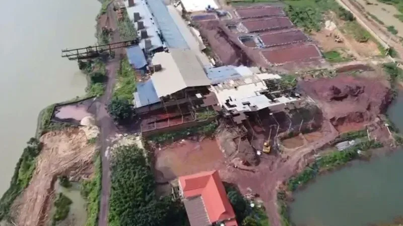 Ảnh chụp từ trên cao khu đất có nhà xưởng cũ, ao nuôi và đất đang san gạt cần giải phóng mặt bằng