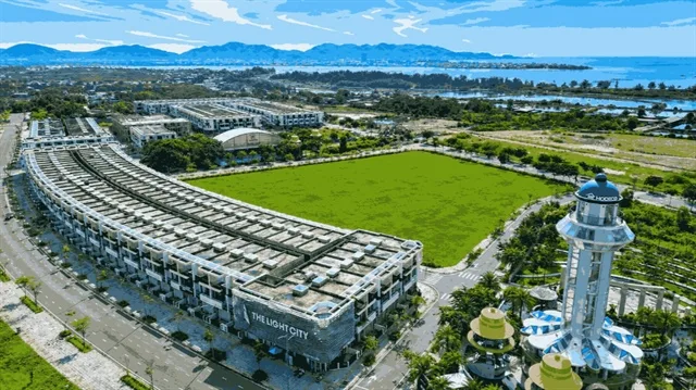 Dãy nhà phố thấp tầng và tháp hải đăng trong dự án The Light City của Hodeco tại Vũng Tàu nhìn từ trên cao
