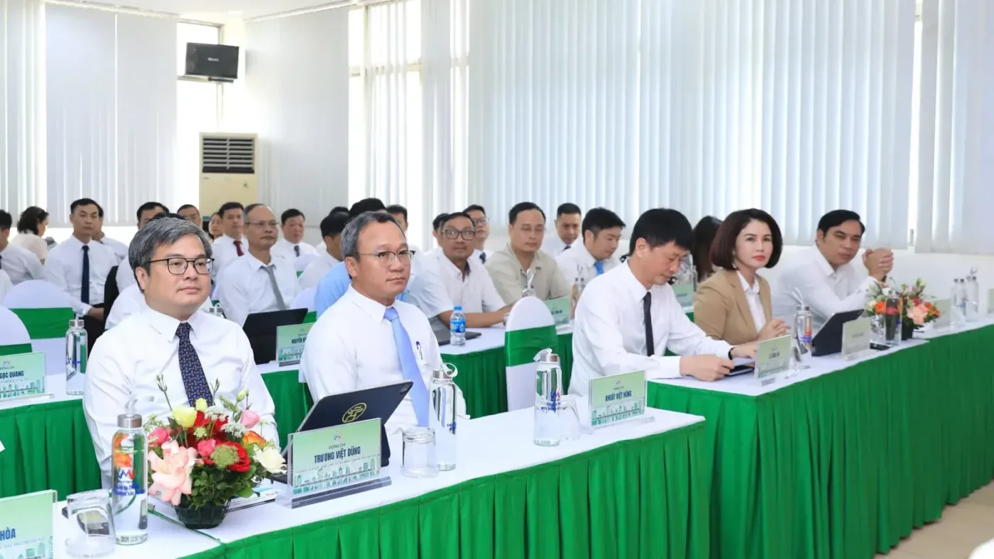 Đại biểu ngồi họp tại hội nghị tham vấn cộng đồng về dự án đường sắt đô thị Hà Nội