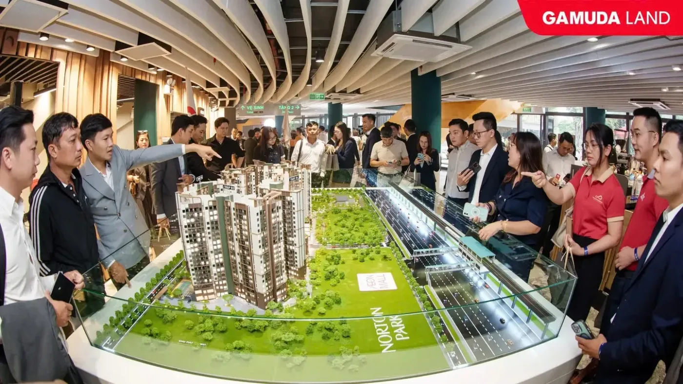 Khách tham quan sa bàn dự án Norton Park tại một sự kiện giới thiệu của Gamuda Land