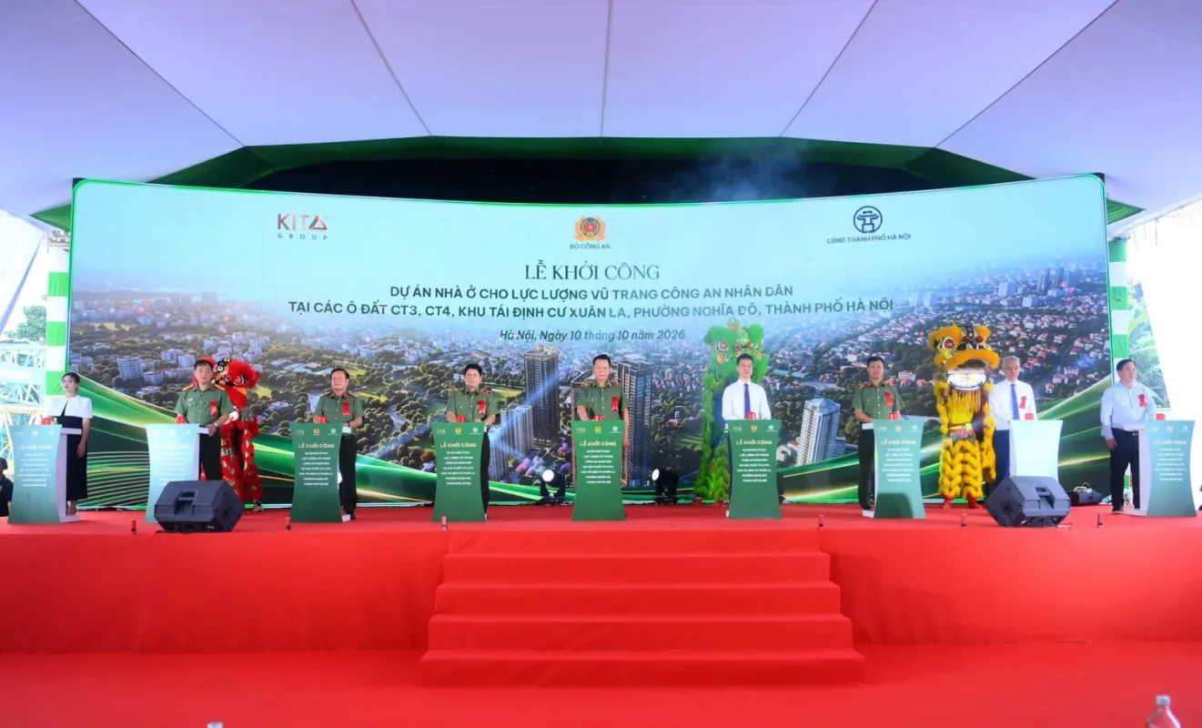 Lễ khởi công dự án nhà ở cho lực lượng vũ trang Công an nhân dân tại phường Nghĩa Đô, Hà Nội, có múa lân trên sân khấu