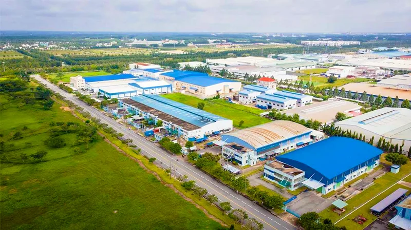 Nhà xưởng mái xanh trong khu công nghiệp ở Bến Cát, Bình Dương nhìn từ trên cao