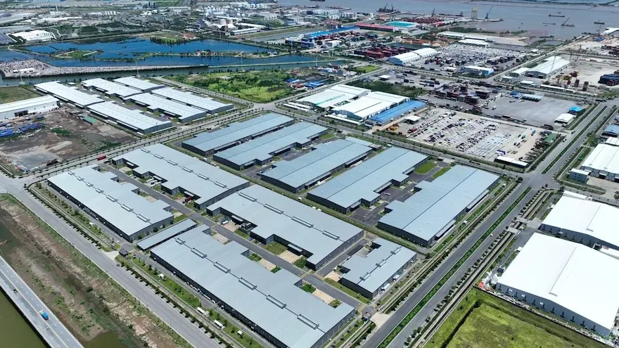 Toàn cảnh nhà xưởng và đường nội bộ trong khu công nghiệp ven cảng tại Hải Phòng nhìn từ trên cao