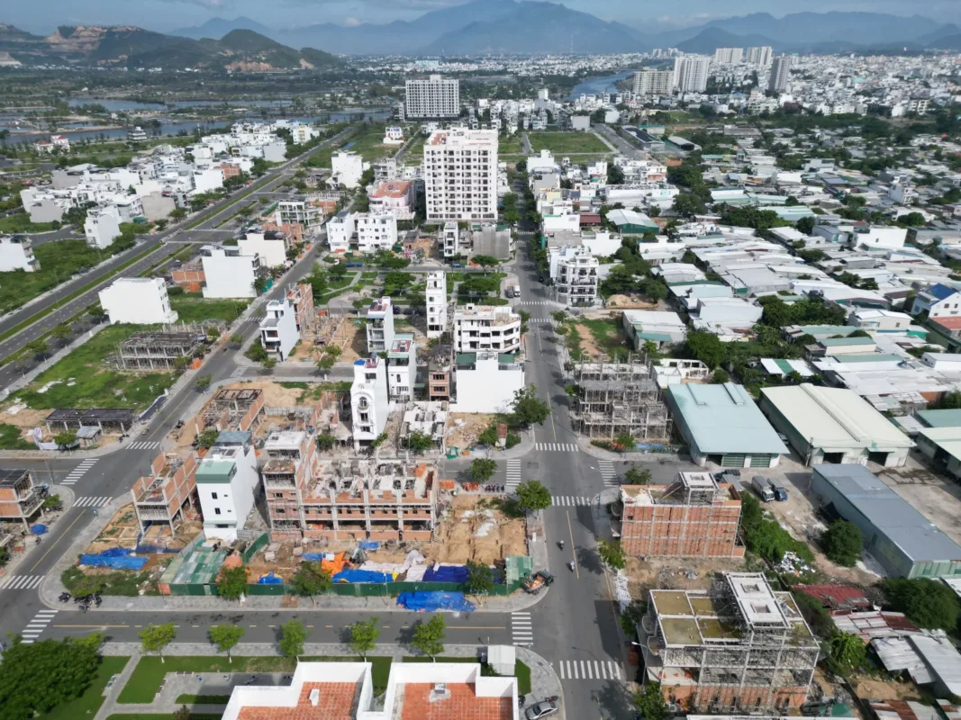 Khu dân cư nhà phố ở Nha Trang nhìn từ trên cao, nhiều công trình đang xây dựng bên các tuyến đường