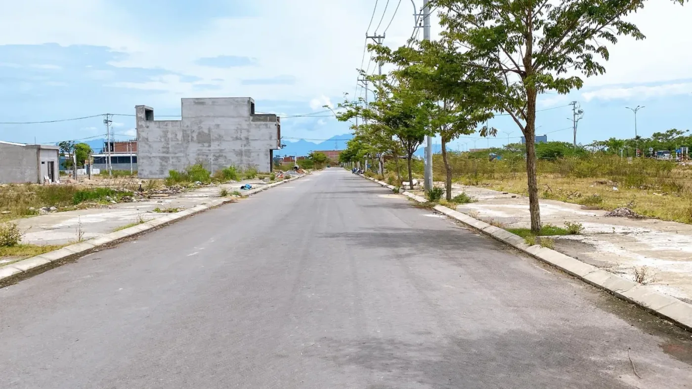 Đường nội khu rộng, vỉa hè và hàng cây trong khu đất nền phân lô còn nhiều lô trống ở Đà Nẵng