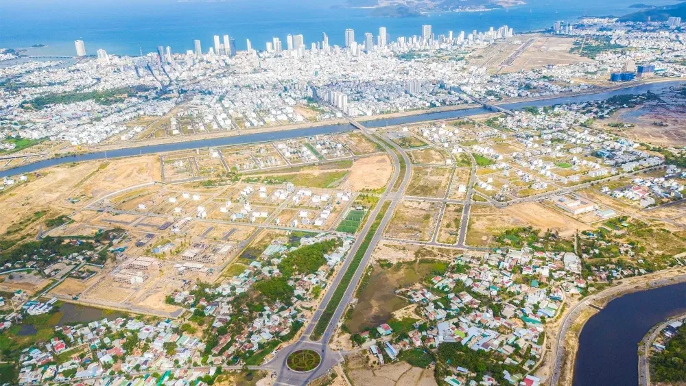 Khu đất trống đang quy hoạch gần trung tâm Nha Trang nhìn từ trên cao, có đường lớn và sông chạy qua