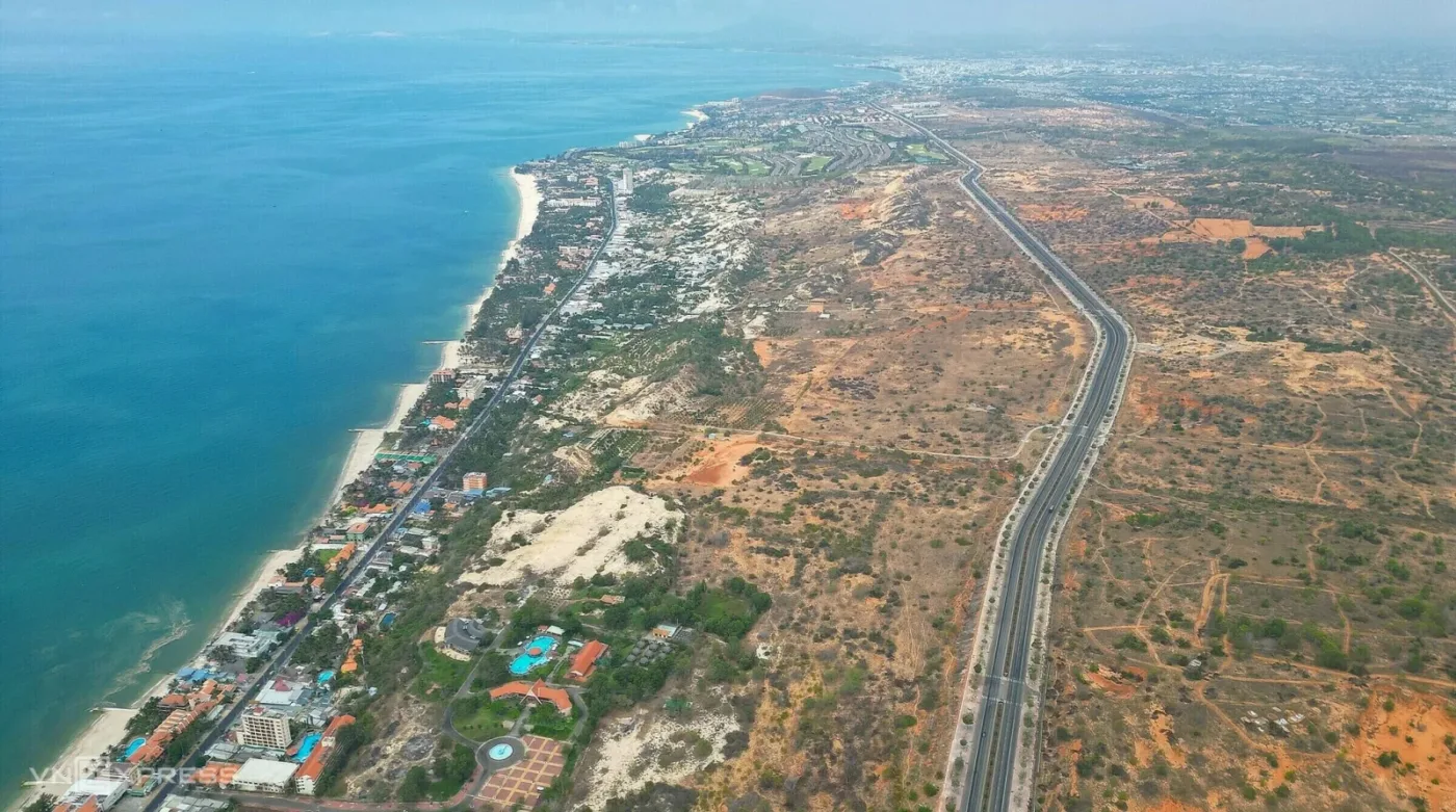 Khu đất trống ven biển Mũi Né nhìn từ trên cao, nơi đang giải phóng mặt bằng dự án đô thị