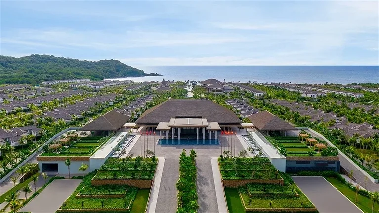 Toàn cảnh khu nghỉ dưỡng ven biển Phú Quốc nhìn từ trên cao với sảnh chính và các dãy biệt thự