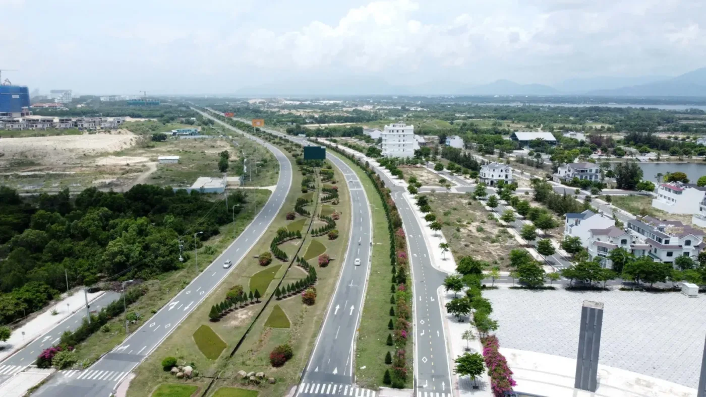 Tuyến đường lớn có dải phân cách cây xanh ở khu vực Cam Lâm, Khánh Hòa, gần Nha Trang và Cam Ranh