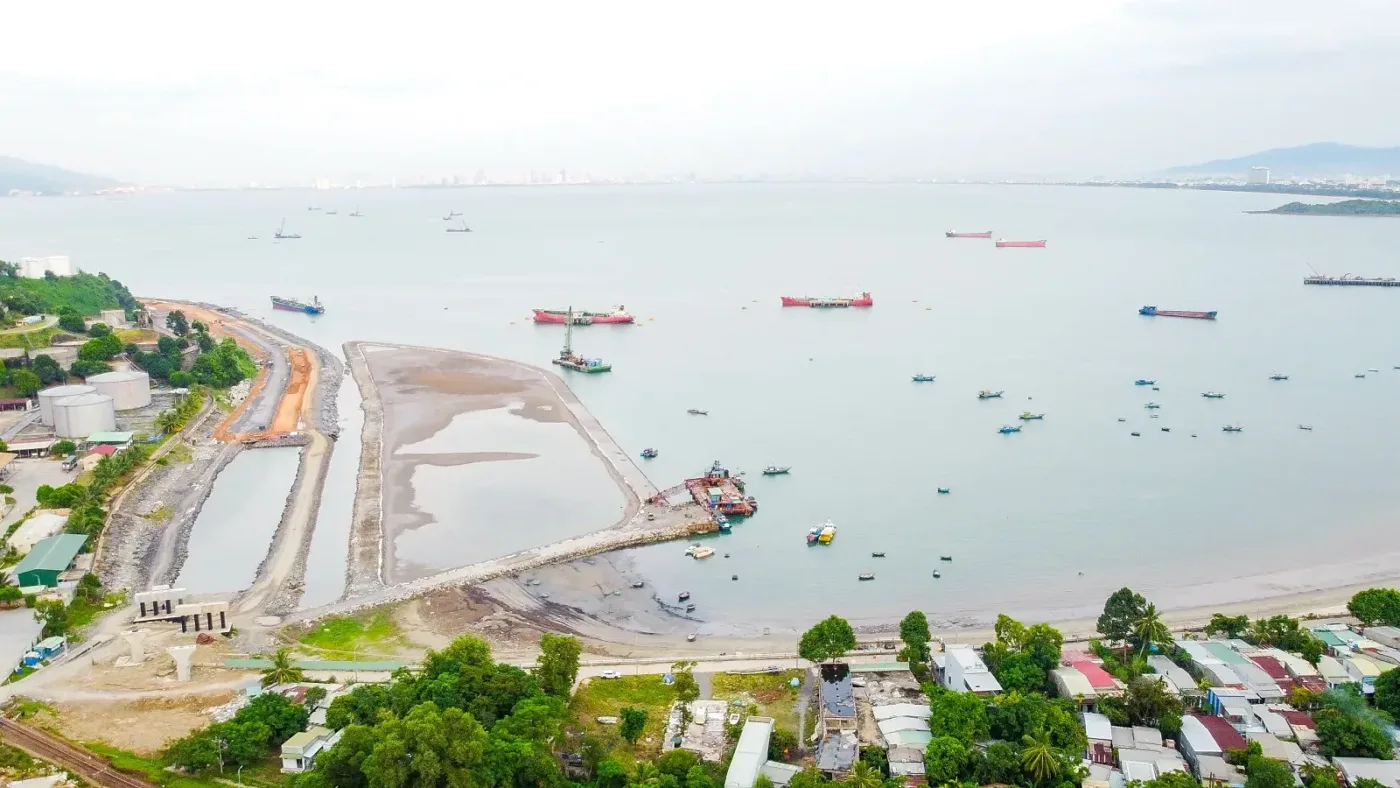 Khu vực cảng Liên Chiểu Đà Nẵng nhìn từ trên cao với đê chắn sóng và tàu thuyền ngoài vịnh