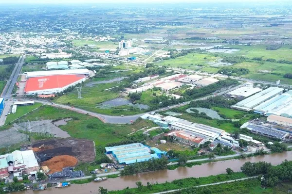 Ảnh chụp từ trên cao khu đất có nhà xưởng, kênh rạch và đồng đất trống ở khu vực Hóc Môn, TP.HCM