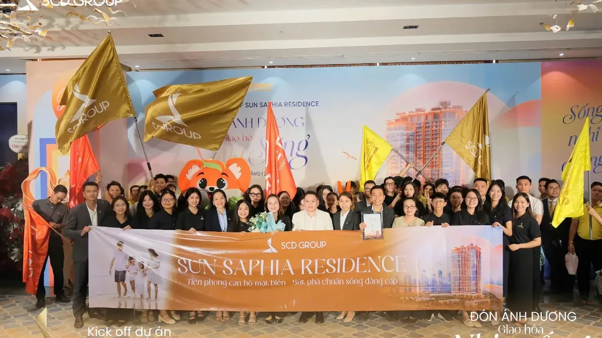 Đội ngũ SCD Group cầm cờ chụp ảnh tại sự kiện kick-off dự án Sun Saphia Residence