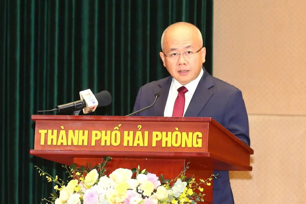 Lãnh đạo UBND thành phố Hải Phòng phát biểu tại bục có dòng chữ Thành phố Hải Phòng