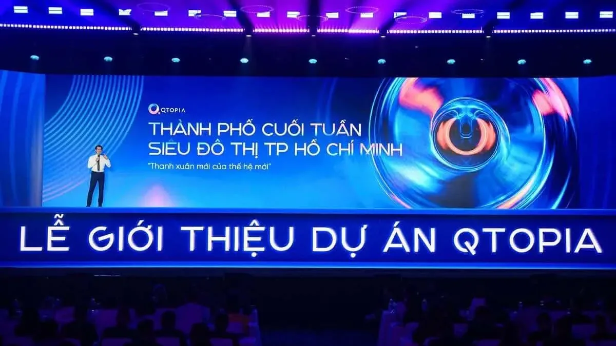 Lễ giới thiệu dự án Q Topia của Phát Đạt với diễn giả trên sân khấu và màn hình LED lớn
