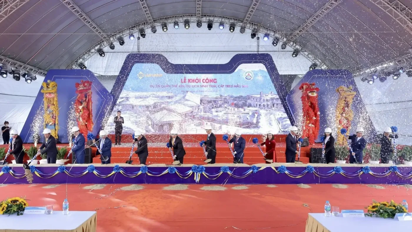 Lễ khởi công dự án Quần thể khu du lịch sinh thái, cáp treo Mẫu Sơn với các đại biểu xúc đất