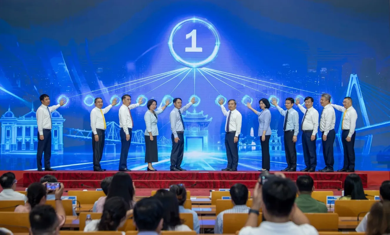 Các đại biểu cùng bấm nút tại lễ khởi công dự án của Sun Group ở Vĩnh Hưng, Hà Nội