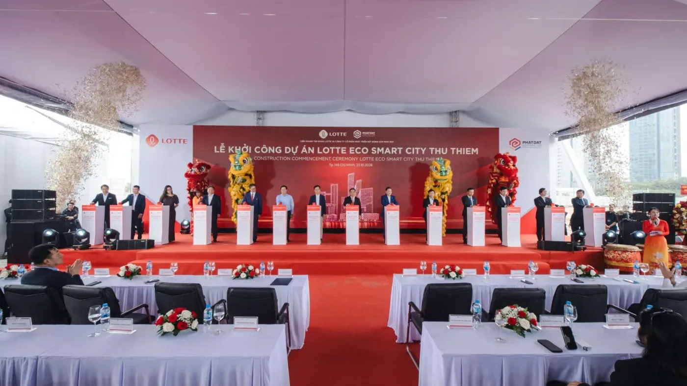 Lễ khởi công dự án Lotte Eco Smart City Thu Thiem với phông nền Lotte và Phát Đạt, lân sư rồng trên sân khấu