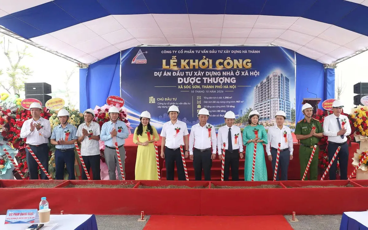 Lễ khởi công dự án nhà ở xã hội Dược Thượng tại xã Sóc Sơn, Hà Nội với đại biểu đội mũ bảo hộ trước phông sân khấu