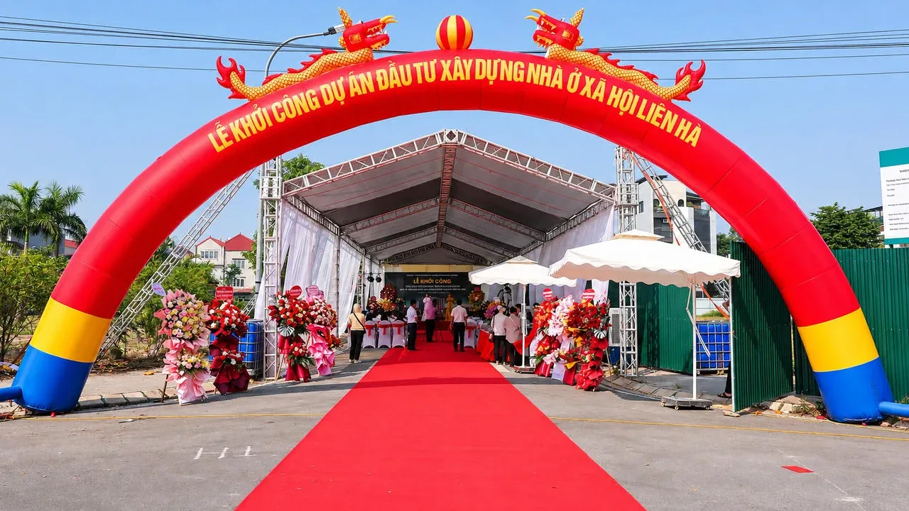 Cổng chào lễ khởi công dự án nhà ở xã hội Liên Hà tại xã Thư Lâm, Hà Nội