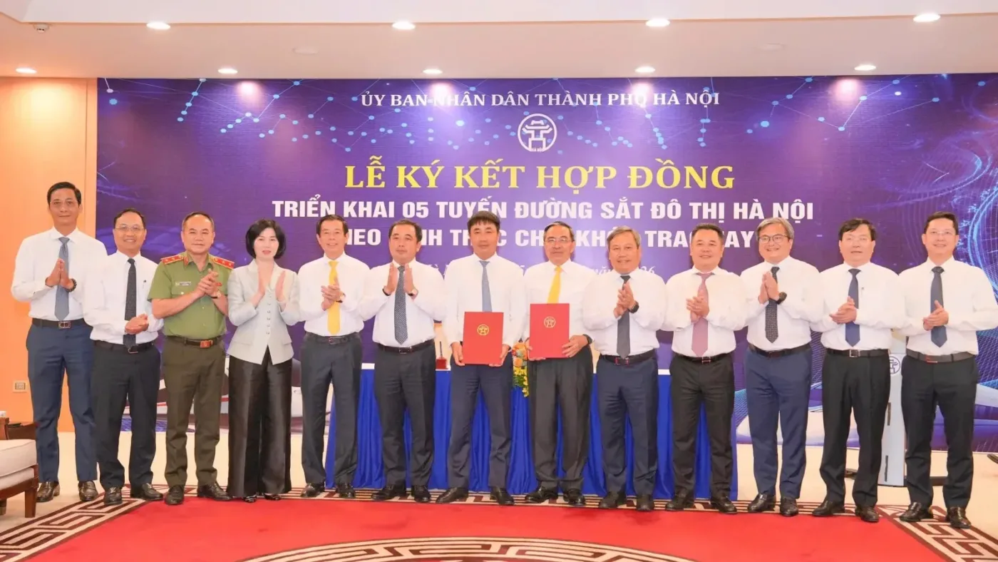 Lễ ký kết hợp đồng triển khai 5 tuyến đường sắt đô thị Hà Nội với các đại biểu cầm văn bản