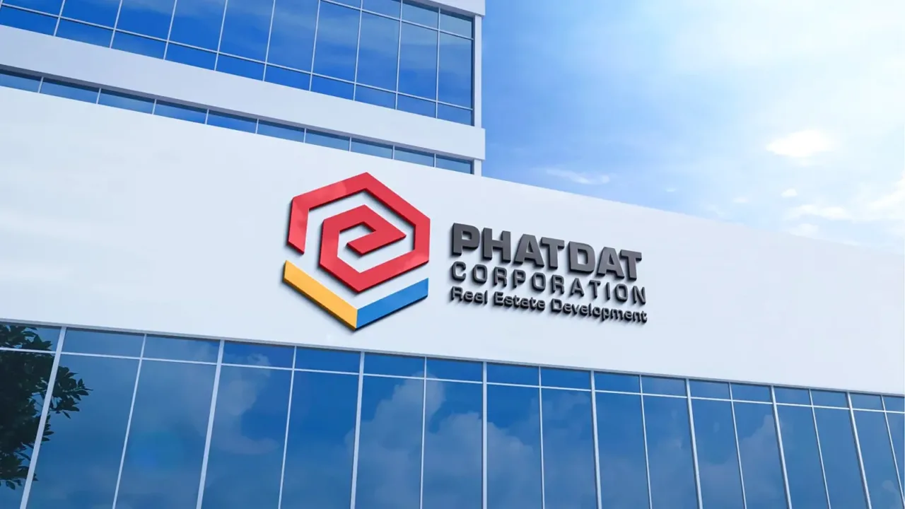 Logo Phát Đạt Corporation trên mặt tiền tòa nhà kính của Phát Đạt Group