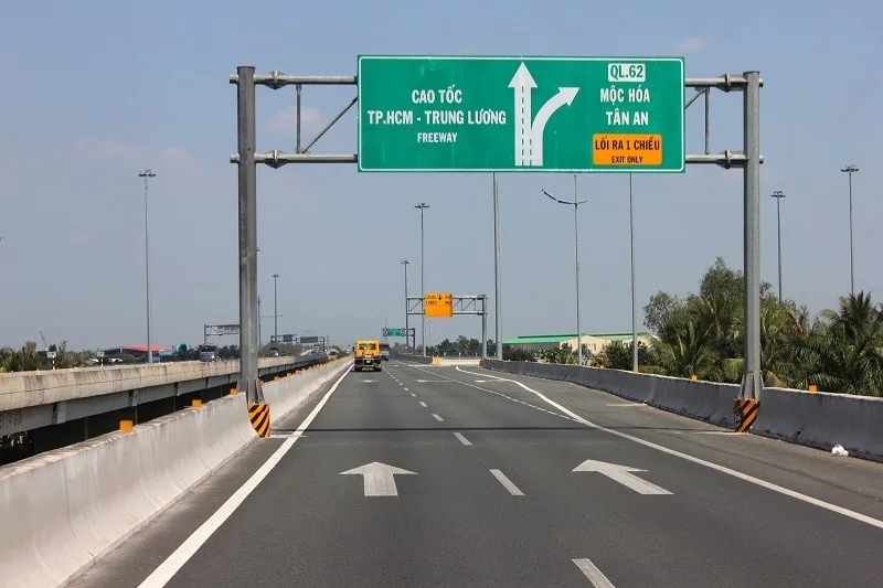 Biển báo cao tốc TP.HCM - Trung Lương với lối ra Quốc lộ 62 đi Mộc Hóa, Tân An
