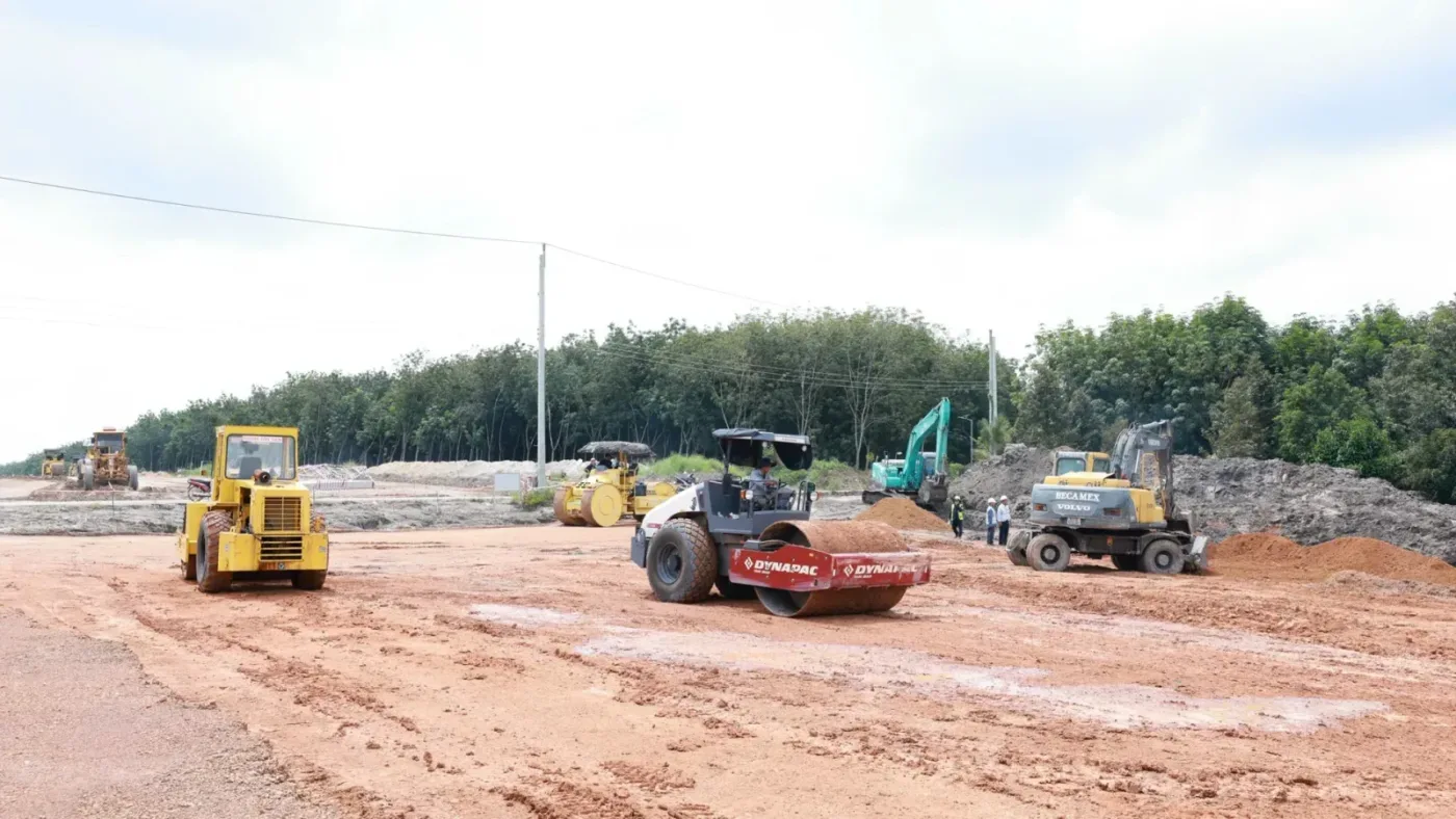 Máy lu, máy đào, máy ủi thi công đắp nền đường cao tốc Thủ Dầu Một - Chơn Thành qua Bình Dương