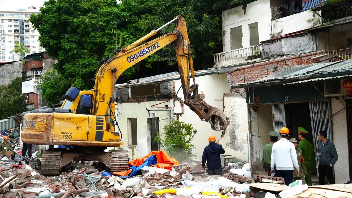 Máy xúc phá dỡ nhà dân trong công tác giải phóng mặt bằng tại Hà Nội, lực lượng chức năng có mặt