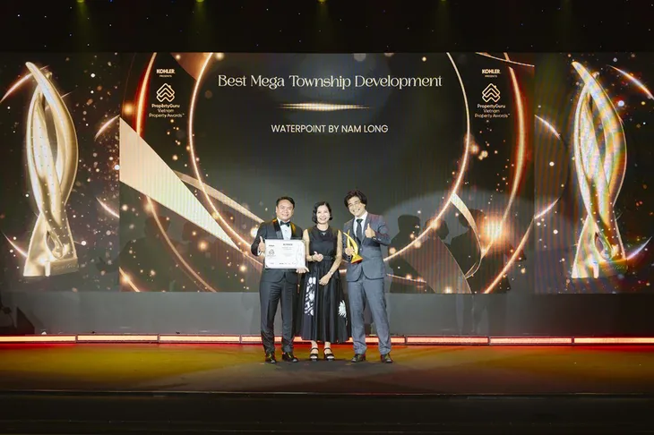 Đại diện Nam Long Group nhận giải Best Mega Township Development cho Waterpoint tại PropertyGuru Vietnam Property Awards
