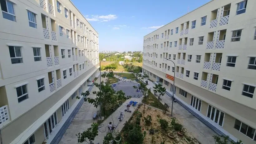 Hai dãy chung cư nhà ở xã hội đã hoàn thiện, sân giữa có cây xanh và lối đi nội khu
