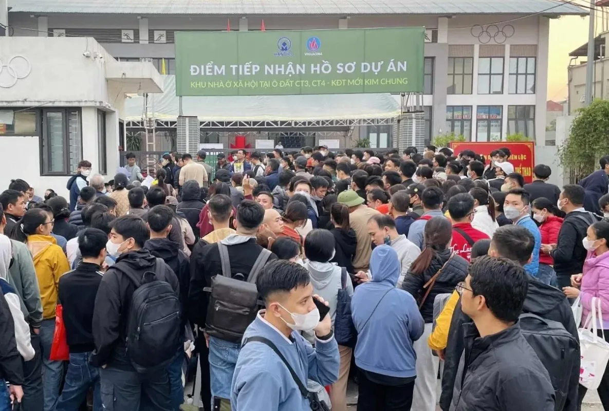 Đông người xếp hàng tại điểm tiếp nhận hồ sơ dự án nhà ở xã hội ô đất CT3, CT4 khu đô thị mới Kim Chung